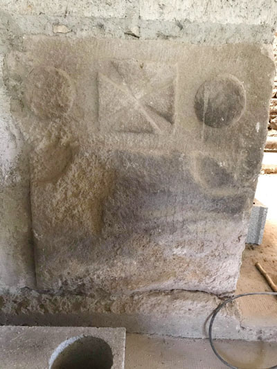 Pierre ouvrag&eacute;e