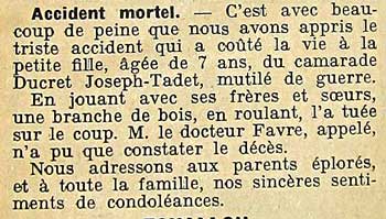 Tu&eacute;e par une branche de bois en jouant