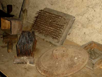 Peigne &agrave; chanvre et cardeuse &agrave; main