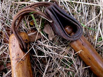 Fl&eacute;au, attaches en cuir